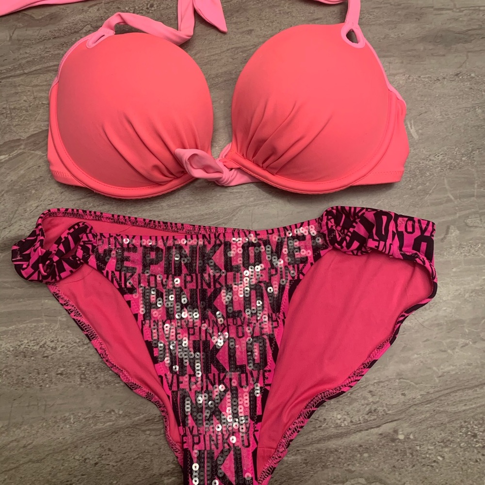 Bikini - Picture 1 of 4